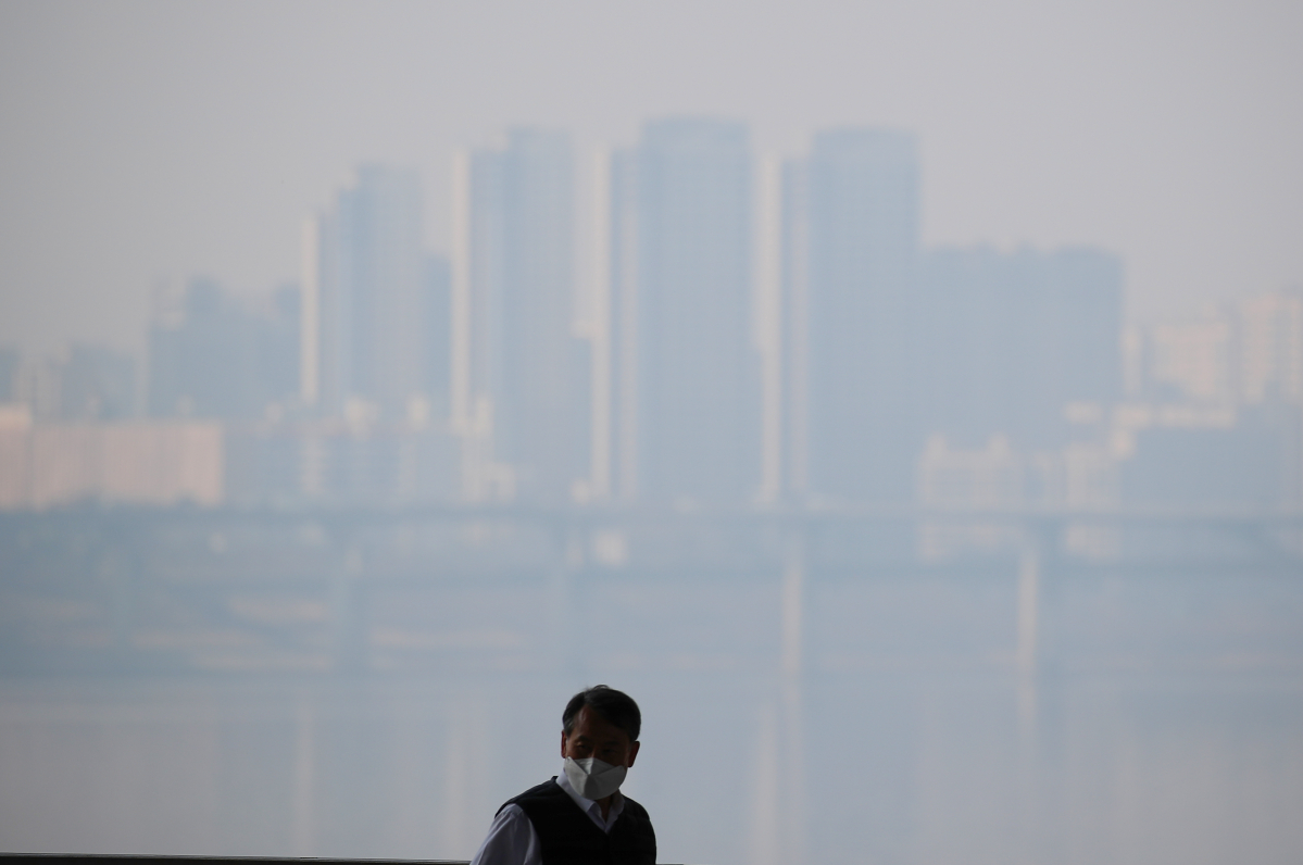 ▲서울을 비롯한 수도권과 중부내륙 지방 미세먼지 농도가 나쁨을 보인 10일 오후 서울 송파구 한강시민공원에서 바라본 시내가 미세먼지에 싸여 있다.  (연합뉴스)