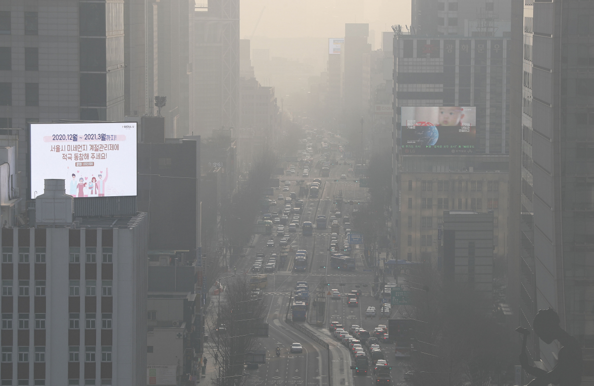 ▲서울 등 수도권 초미세먼지 농도가 ‘나쁨’ 수준을 보인 10일 오전 서울 종로구 서울시교육청에서 바라본 서울 도심이 뿌옇다. (뉴시스)