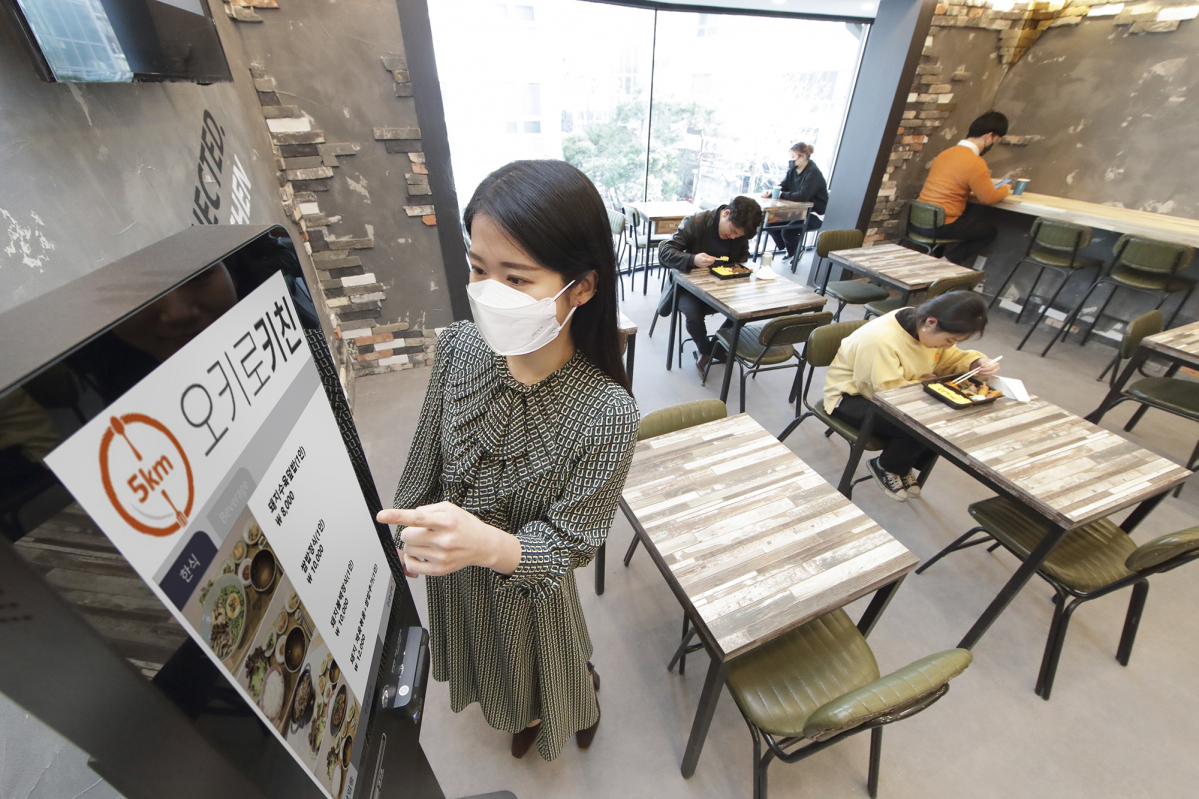 ▲KT 스마트 그린키친으로 조리된 음식을 오키로키친 매장에서 주문 및 식사하고 있다. (사진제공=KT)