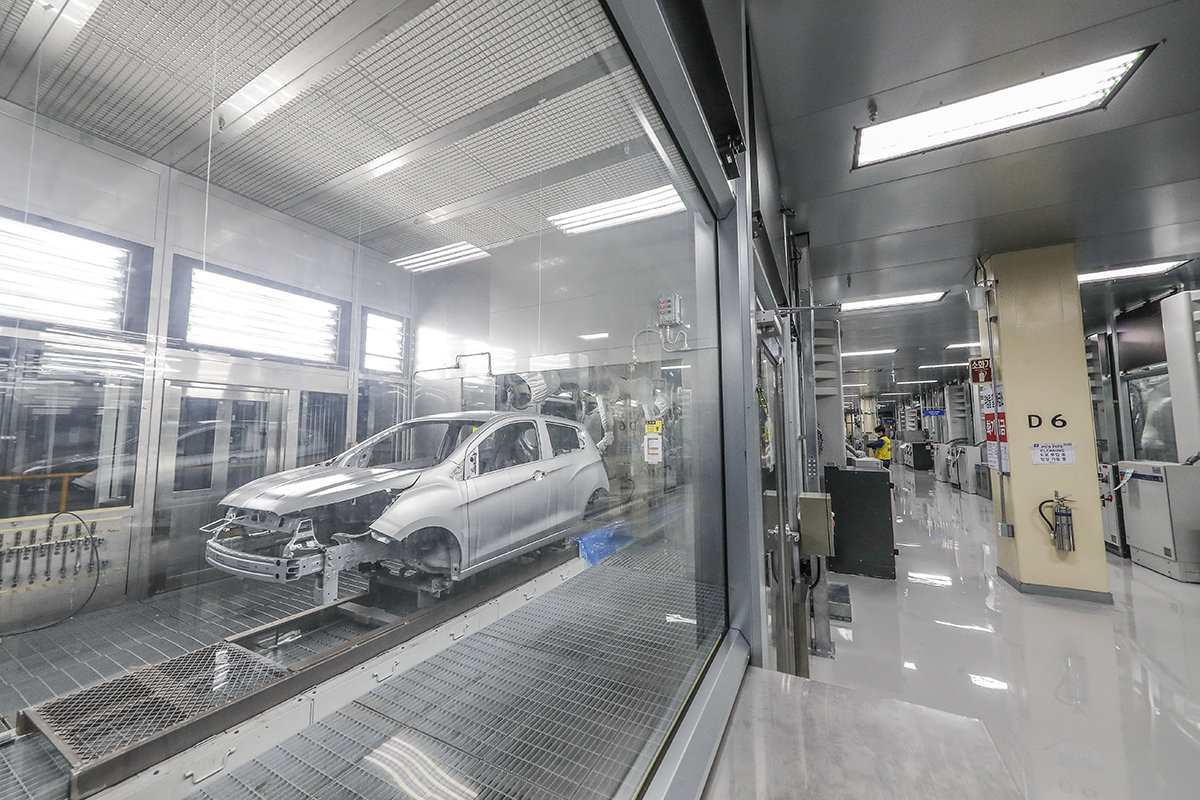 ▲한국지엠이 11일, 창원공장에서 차세대 글로벌 신차 생산을 위한 도장공장 준공식을 개최했다. 사진은 한국지엠 창원 도장공장의 상도 자동 도색 공정 라인을 시험운영 중인 모습.  (사진제공=한국지엠)