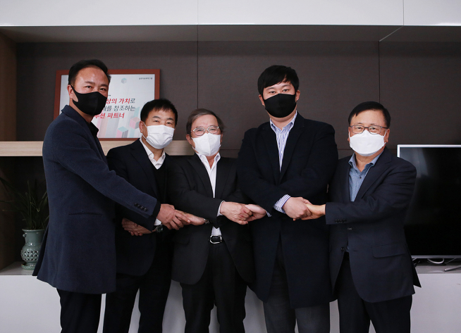 ▲금호석유화학은 11일 자사 3개 노동조합이 임금 및 단체협약에 관한 협상권을 회사 측에 위임했다고 밝혔다. 왼쪽부터 노태영 금호석유화학 울산수지공장 노조 위원장, 이치훈 여수공장 노조 위원장, 문동준 금호석유화학 사장, 이용재 울산고무공장 노조 위원장, 김선규 금호석유화학 부사장. (사진=금호석유화학)