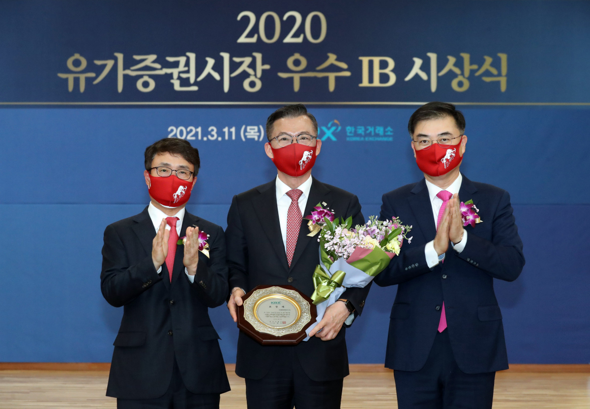 ▲11일 서울 거래소에서 열린 '2020유가증권시장 우수IB 시상식'에서 (왼쪽부터)임재준 한국거래소 유가증권시장본부장, 조웅기 미래에셋대우 부회장, 손병두 한국거래소 이사장이 기념사진을 촬영하고 있다. 