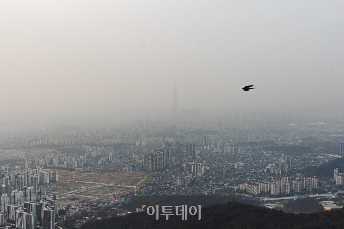 ▲서울과 경기 등 수도권 지역 미세먼지가 '나쁨' 수준을 보이는 11일 오후 남한산성에서 바라본 잠실 롯데타워가 뿌옇게 보이고 있다. (조현호 기자 hyunho@)