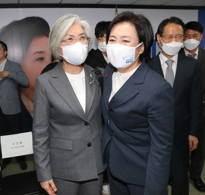 ▲서울시장 보궐선거 더불어민주당 박영선 후보(오른쪽)와 선거캠프 국제협력위원장을 맡은 강경화 전 외교부 장관이 11일 오후 서울 종로구 율곡로 선거운동 사무실에서 열린 국제협력위원회 출범식 행사에서 인사하고 있다. (연합뉴스)