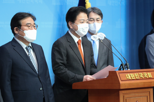 ▲더불어민주당 미디어·언론 상생 TF 소속 의원들이 11일 국회 소통관에서 "한국ABC협회 직원의 내부고발로 일부 일간신문의 유료부수가 조작되어온 것으로 알려졌다" 며 언론정상화를 위해 신문부수 조작에 대한 수사를 촉구하고 있다. (연합뉴스)