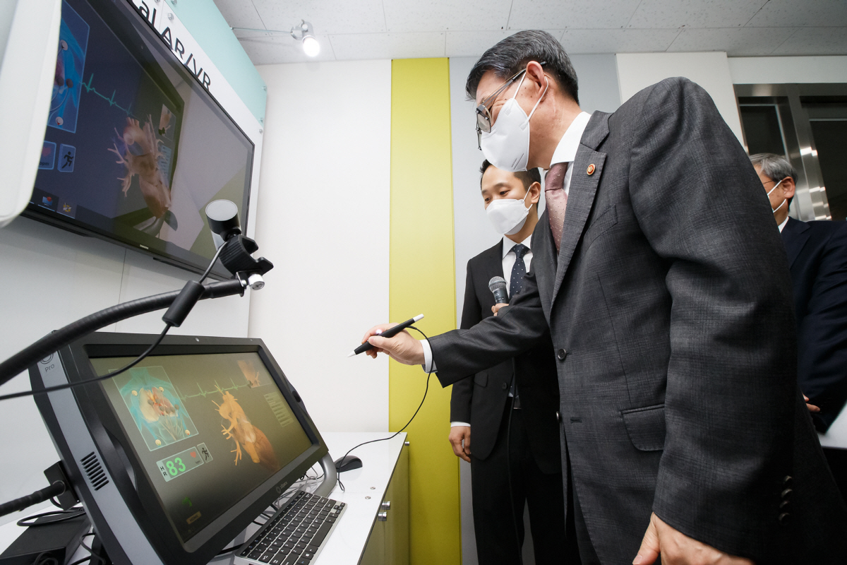 ▲은성수 금융위원장이 11일 경기도 용인 바이오코아 생명공학사업본부에서 ‘정책형 뉴딜펀드 1호 자펀드 투자기업 현장방문’ 행사에서 투자기업의 설명을 듣고 있다.  사진제공 금융위원회
