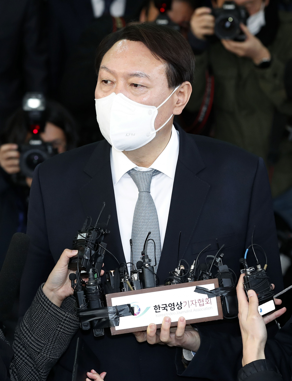 ▲지난 4일 사의를 표명한 윤석열 전 검찰총장이 서울 서초구 대검찰청을 떠나며 취재진 질문에 답하고 있다. (뉴시스)