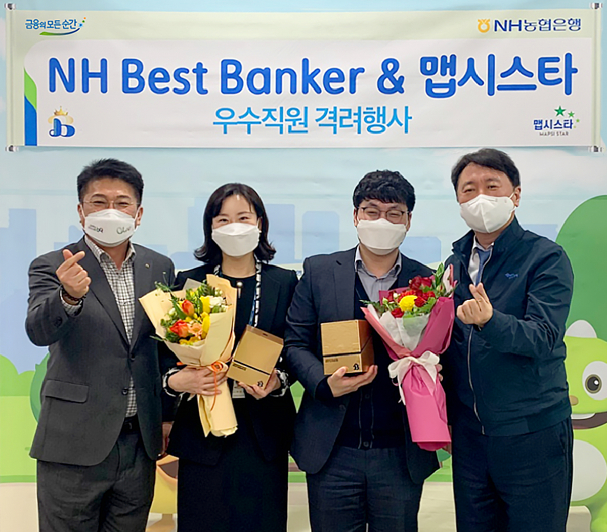 ▲권준학 은행장(사진 오른쪽 첫 번째)과 김용택 노조위원장(사진 왼쪽 첫 번째)이 강원도 원주시지부에서 우수직원들을 격려하고 있다.