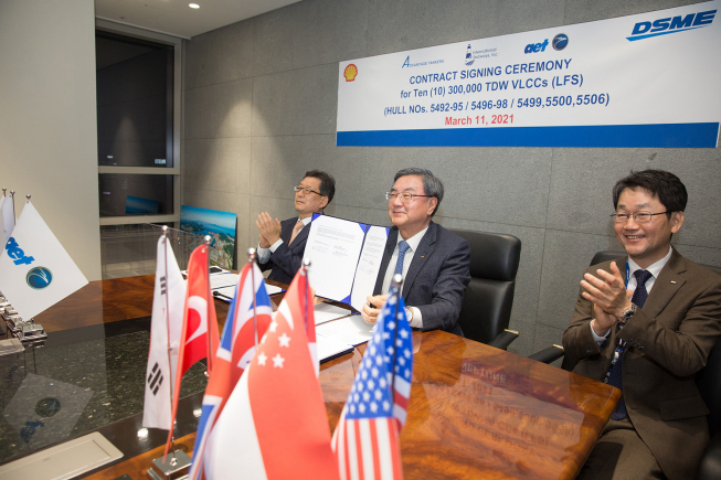 ▲11일 대우조선해양 서울 사옥에서 화상으로 진행된 LNG 이중연료추진 VLCC 건조 계약식에서 (왼쪽부터) 대우조선해양 박형근 전무, 이성근 사장, 우제혁 전무가 계약서를 들고 기념촬영을 하고 있다. (사진제공=대우조선해양)