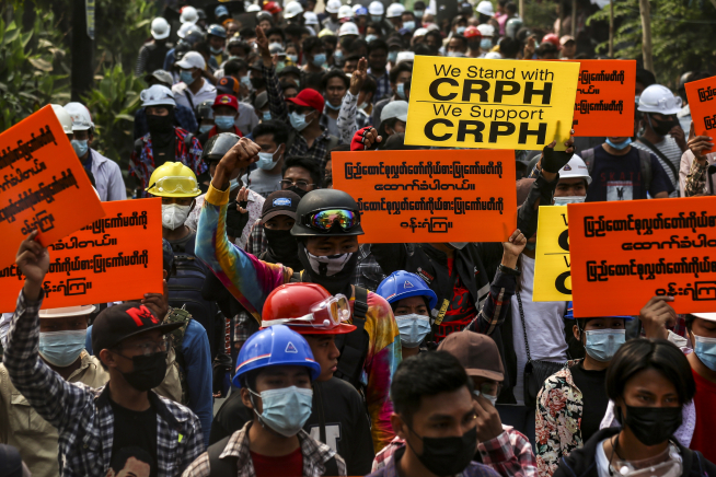 ▲미얀마 만달레이에서 11일(현지시간) 군부 쿠데타 반대 시위에 참가한 시위대들이 손 피켓을 들고 행진하고 있다. 만달레이/AP연합뉴스