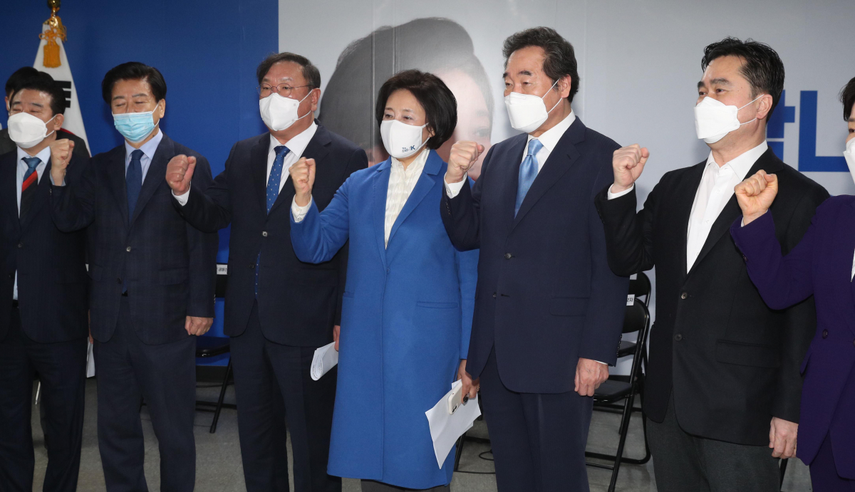 ▲더불어민주당 이낙연 대표와 김태년 원내대표, 박영선 서울시장 후보 등 참석자들이 8일 서울 종로구 박 후보 캠프에서 열린 제1차 중앙선대위 회의에 앞서 기념촬영을 하고 있다. (뉴시스)