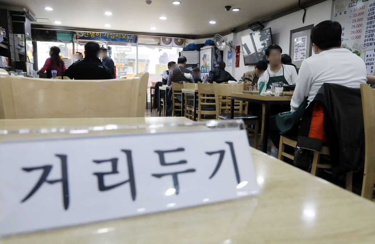 ▲서울의 한 식당에서 직장인들이 거리를 두고 앉아 점심식사를 하고 있다.  (사진제공=뉴시스)