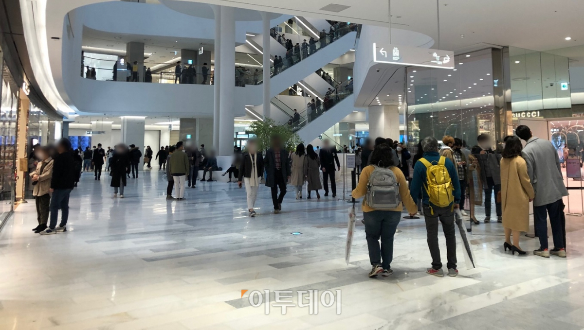 ▲여의도 '더현대 서울' 매장에 입장하기 위해 많은 사람이 줄지어 있다. (홍인석 기자 mystic@)