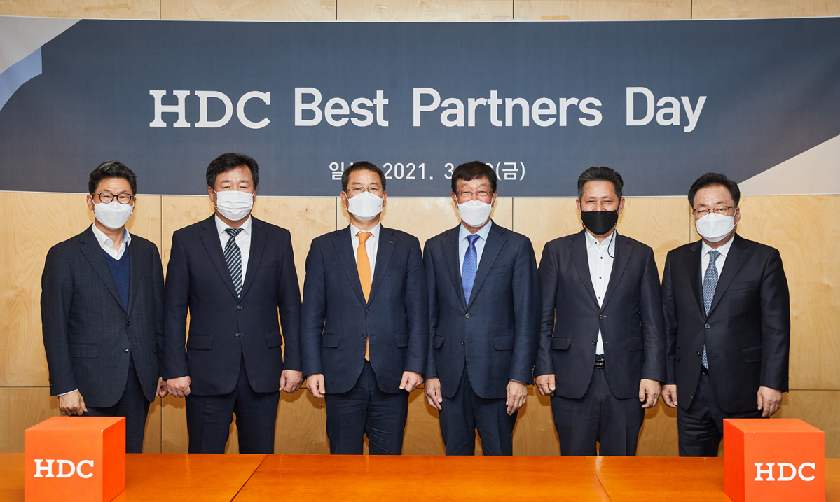 ▲HDC현대산업개발이 12일 서울 용산구 본사에서 개최한 ‘베스트 파트너스 데이’에 안장열(왼쪽부터) 씨이에프건설 대표, 정재문 신보 대표, 권순호 현대산업개발 대표이사, 강한식 윤주건설 대표, 황기만 세아건설 대표, 김원열 무경설비 대표가 참석해 기념사진을 찍고 있다. (사진제공=HDC그룹)