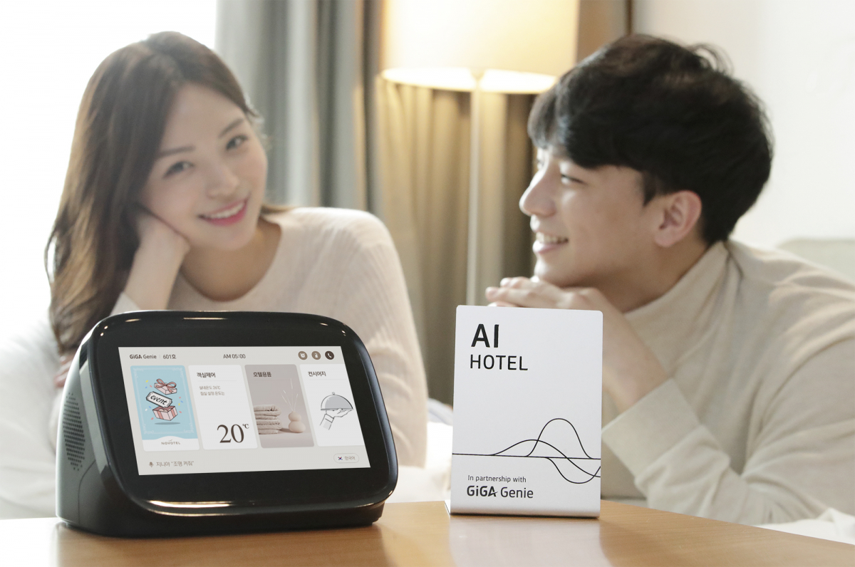 ▲KT 관계자들이 ‘기가지니 호텔 미니’를 홍보하고 있다. (사진제공=KT)