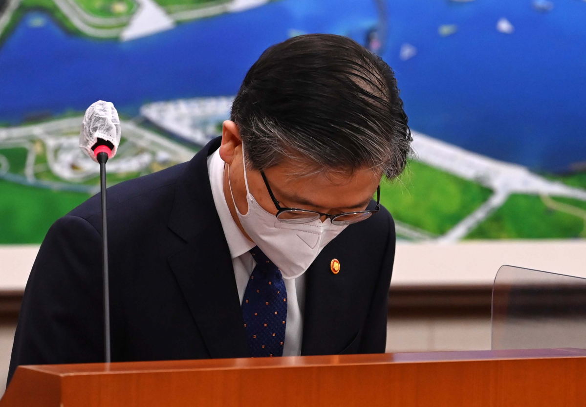 ▲변창흠 국토교통부 장관이 12일 국회에서 열린 국토교통위원회 전체회의에서 인사하고 있다. (연합뉴스)