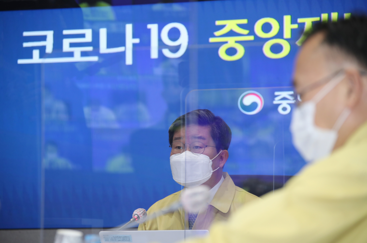 ▲전해철 행정안전부 장관이 지난달 22일 오전 정부서울청사 중앙재난안전상황실 서울상황센터에서 열린 신종 코로나바이러스 감염증(코로나19) 대응 중앙재난안전대책본부(중대본) 회의에서 발언하고 있다. (연합뉴스)