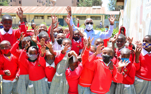 ▲LG전자가 비영리단체인 해비타트, 케냐 정부와 협력해 사회공헌 활동을 펼치고 있다. 마차코스 청각장애인학교 학생들이 도서관 기공식을 축하하고 있다.  (사진제공=LG전자)