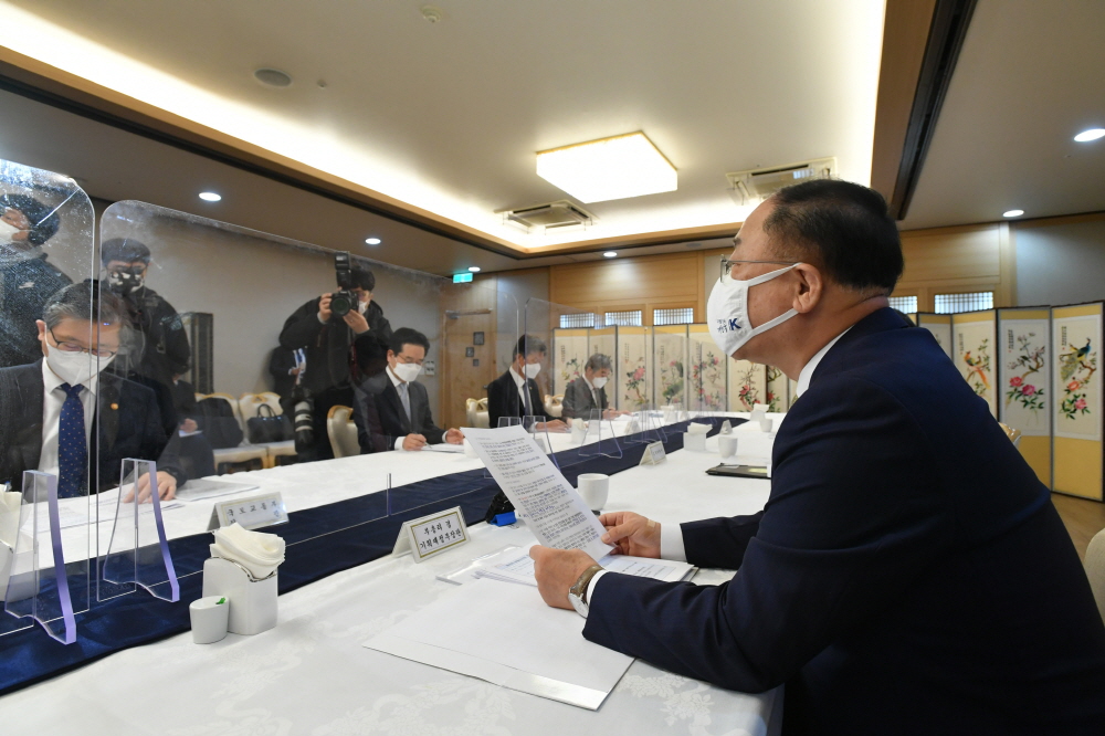 ▲홍남기 경제부총리 겸 기획재정부 장관이 3월 12일 서울 광화문 정부서울청사에서 열린 '제16차 부동산시장 점검 관계장관회의'를 주재하고 있다. 맞은 편에 변창흠 국토교통부 장관이 앉아 있다. (사진제공=기획재정부)