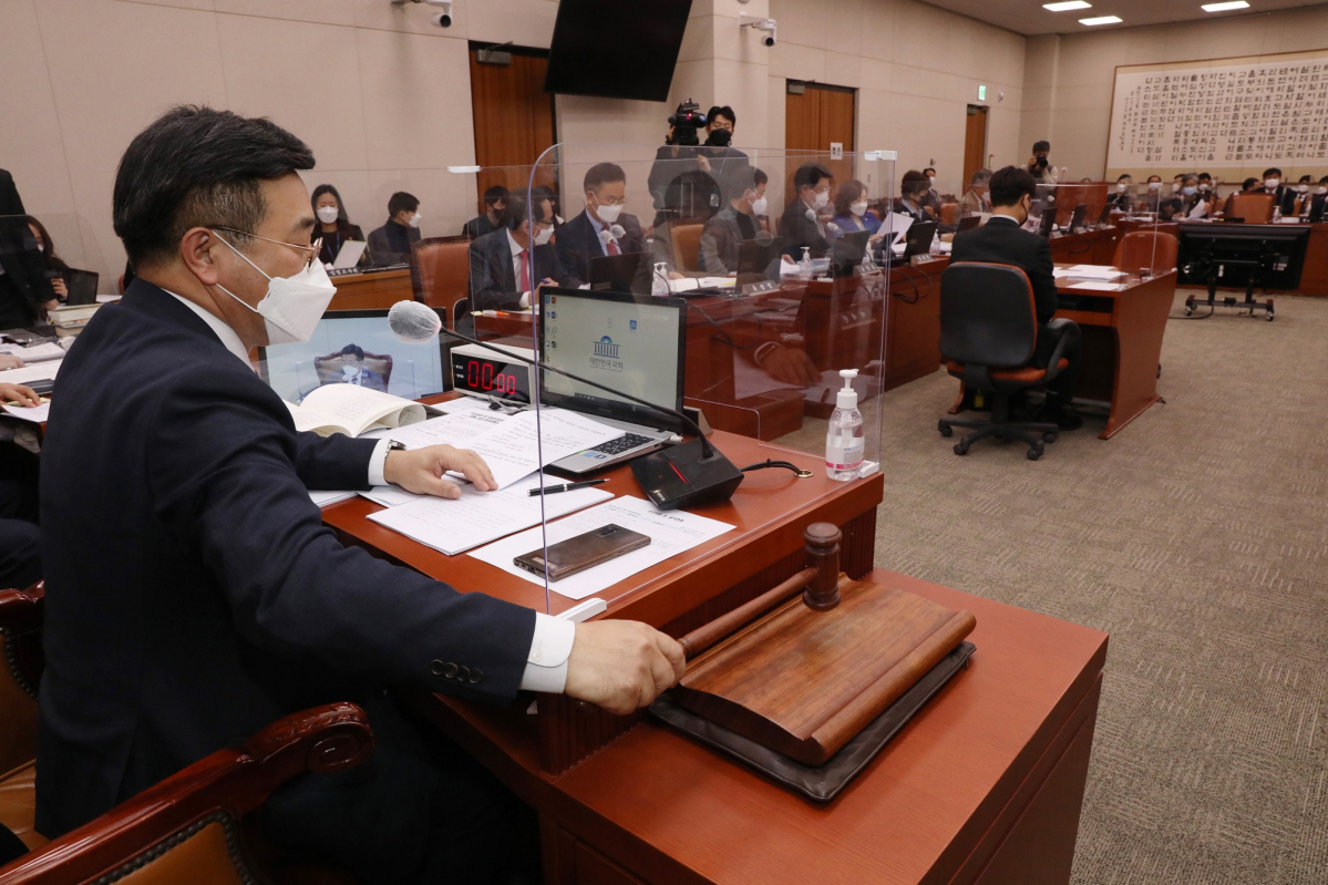 ▲윤호중 국회 법제사법위원장이 지난달 26일 서울 여의도 국회에서 열린 법사위 전체회의에서 의사봉을 두드리며 의사면허 취소 범위를 확대하는 의료법 일부개정법률안을 계류시키고 있다. (공동취재사진) (뉴시스)