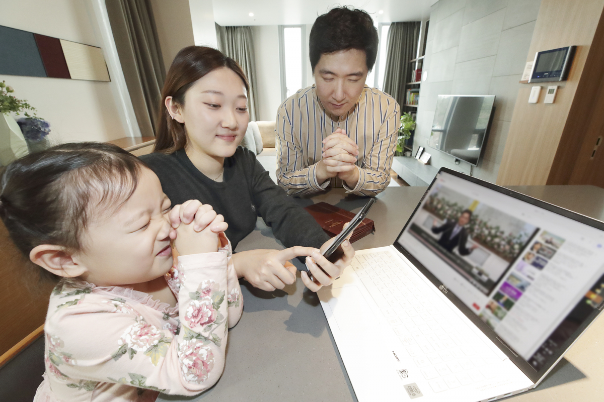 ▲KT가 종교단체의 비대면 후원금 납부 기능을 제공하는 ‘060스마트헌금콜’ 서비스를 출시했다고 14일 밝혔다. 모델들이 060헌금콜서비스로 종교 후원금을 비대면으로 납부하고 문자메시지로 결과를 확인하고 있다. (사진제공=KT)