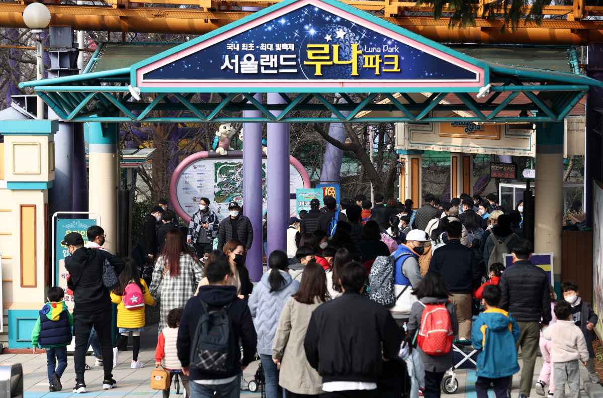 ▲14일 오전 과천 서울랜드를 찾은 시민들로 동문매표소가 붐비고 있다. (연합뉴스)