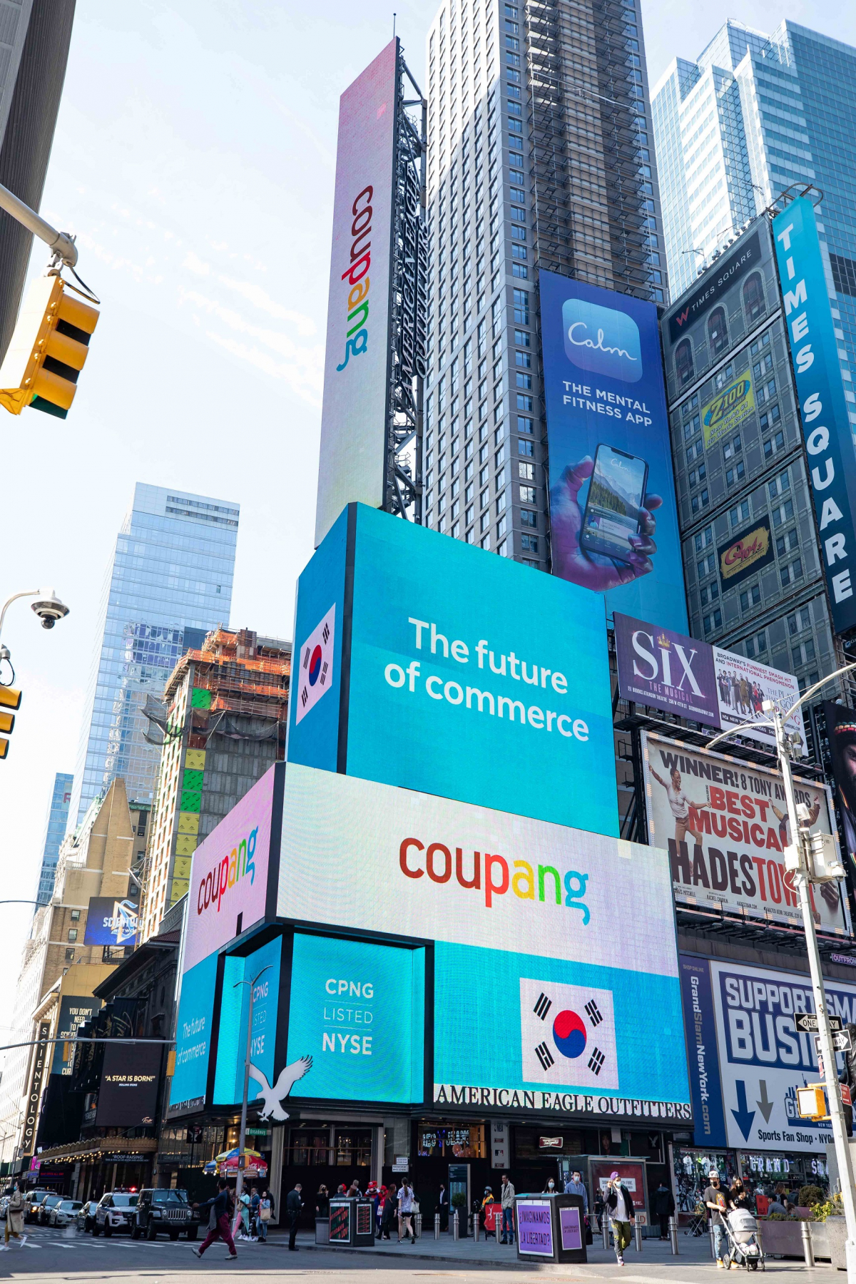 ▲쿠팡이 11일 미국 뉴욕 맨하탄 타임스퀘어에서 뉴욕증권거래소 상장을 기념해 전광판 광고를 진행하고 있다.