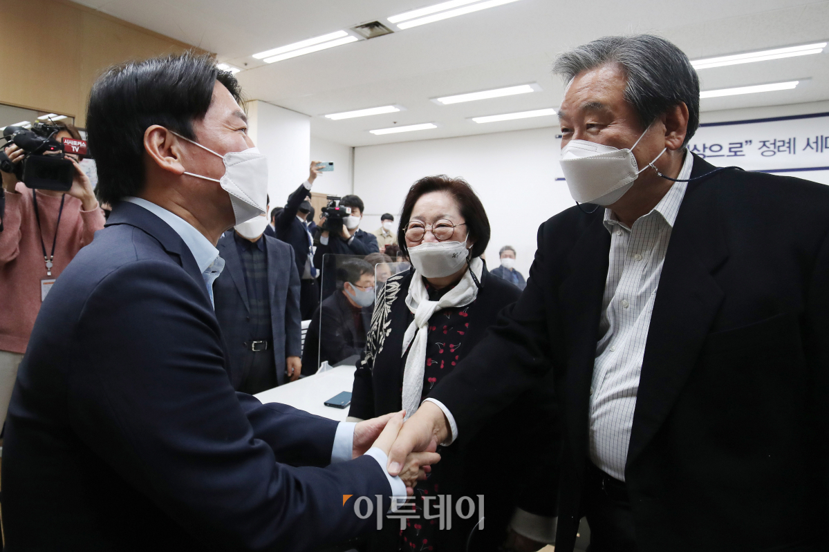 ▲안철수 국민의당 서울시장 후보가 11일 오후 서울 마포구 현대빌딩에서 열린 마포포럼에서 인사말을 마친 후 김무성 전 의원과 인사를 하고 있다. (국회사진취재단)