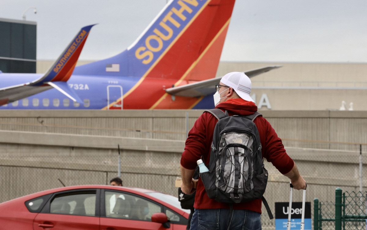 ▲지난달 2일(현지시간) 캘리포니아주 로스앤젤레스 국제공항 앞에서 여행객이 차량을 기다리고 있다. 로스앤젤레스/신화뉴시스
