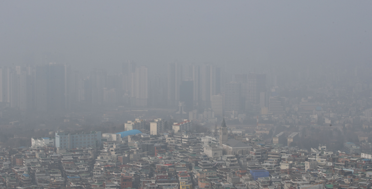 ▲이달 14일 서울 남산에서 바라본 서울 도심이 미세먼지로 뿌옇게 보이고 있다. (뉴시스)