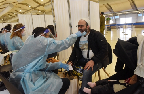 ▲14일(현지시간) 이스라엘 텔아비브 벤구리온 국제공항에서 한 남성이 신종 코로나바이러스 감염증(코로나19) 검사를 받고 있다. 텔아비브/UPI연합뉴스
