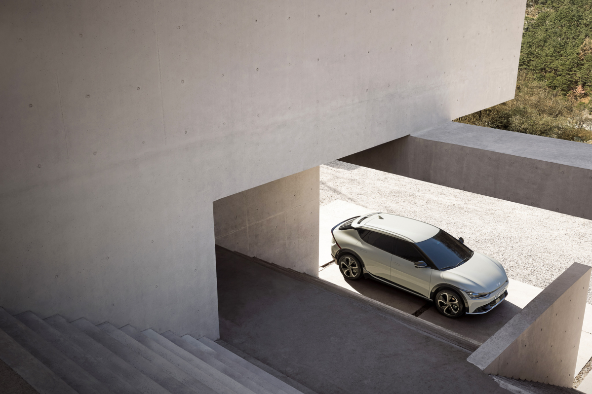 ▲기아가 공개한 EV6 디자인. 차 크기와 방향성은 앞서 현대차가 공개한 아이오닉 5와 유사하다. (사진제공=기아)