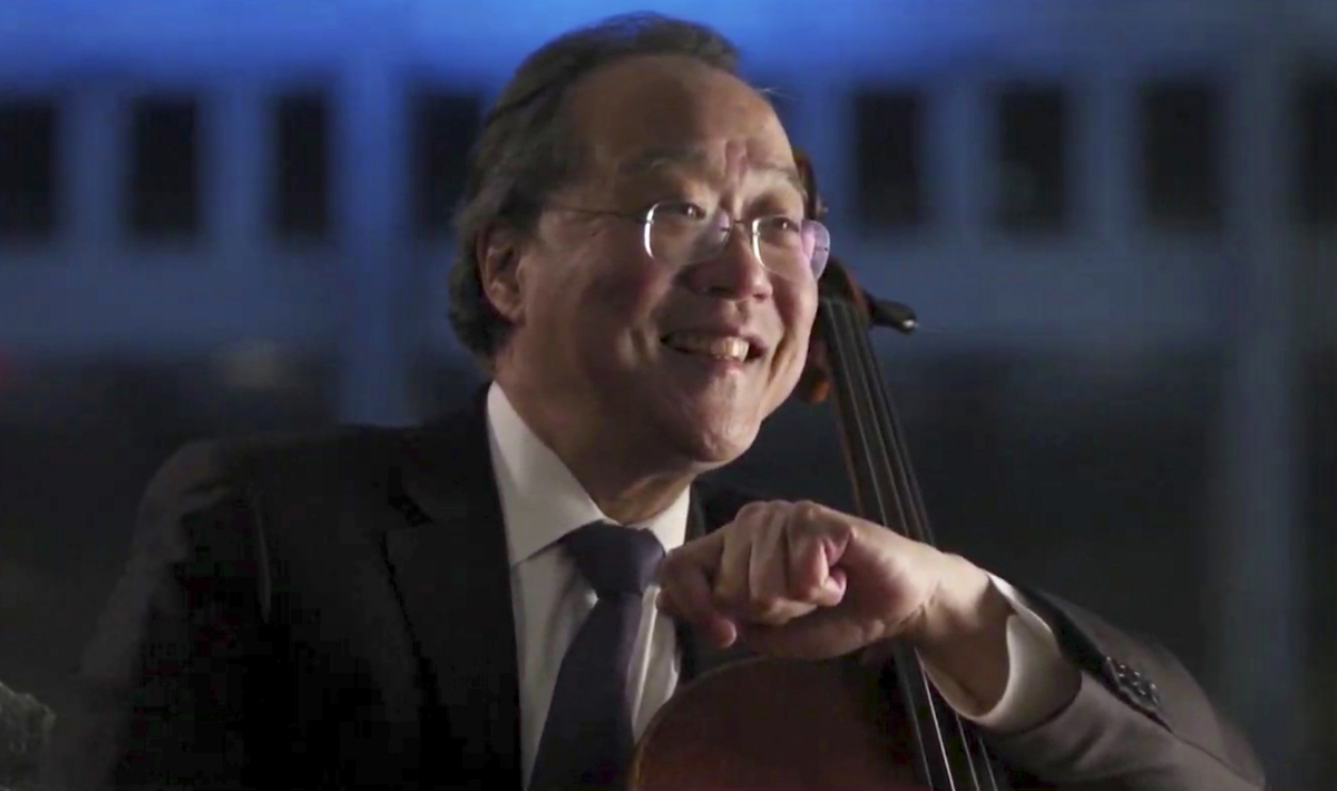 ▲요요마가 지난 1월 조 바이든 미국 대통령 취임 축하 공연에서 첼로를 연주하고 있다. 워싱턴D.C./AP뉴시스