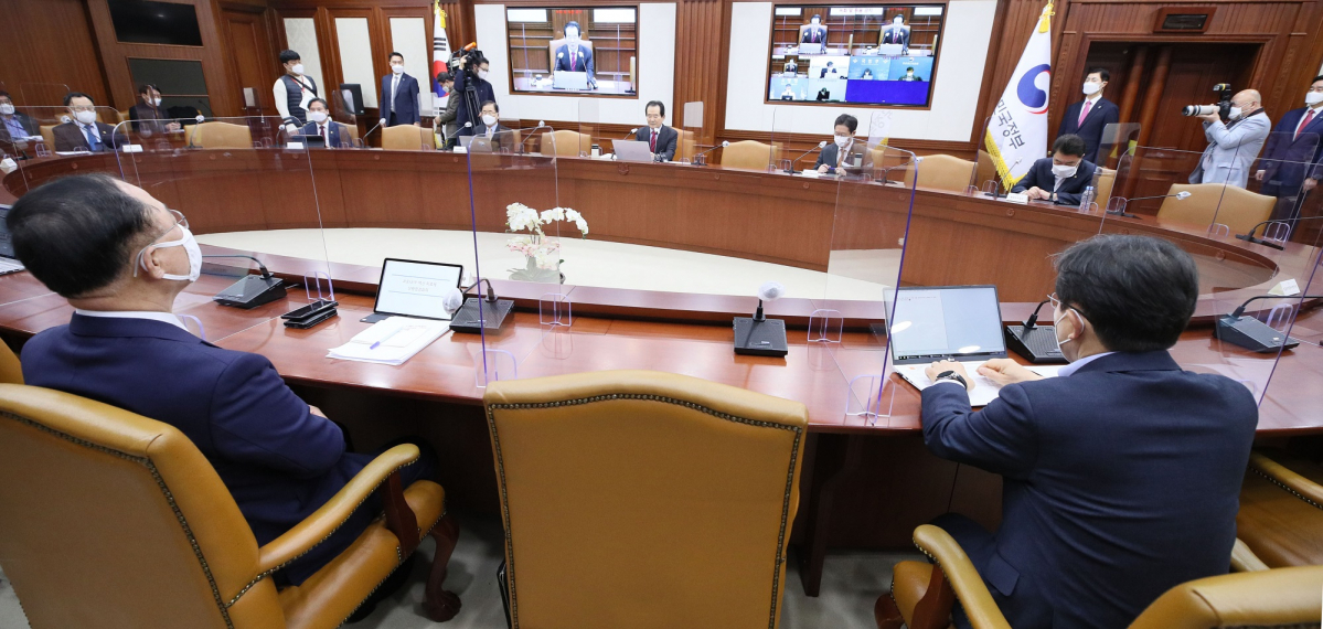 ▲정세균 국무총리가 12일 오전 서울 종로구 정부서울청사에서 열린 코로나19 백신·치료제 상황점검회의를 주재하고 있다. (공동취재사진) (뉴시스)