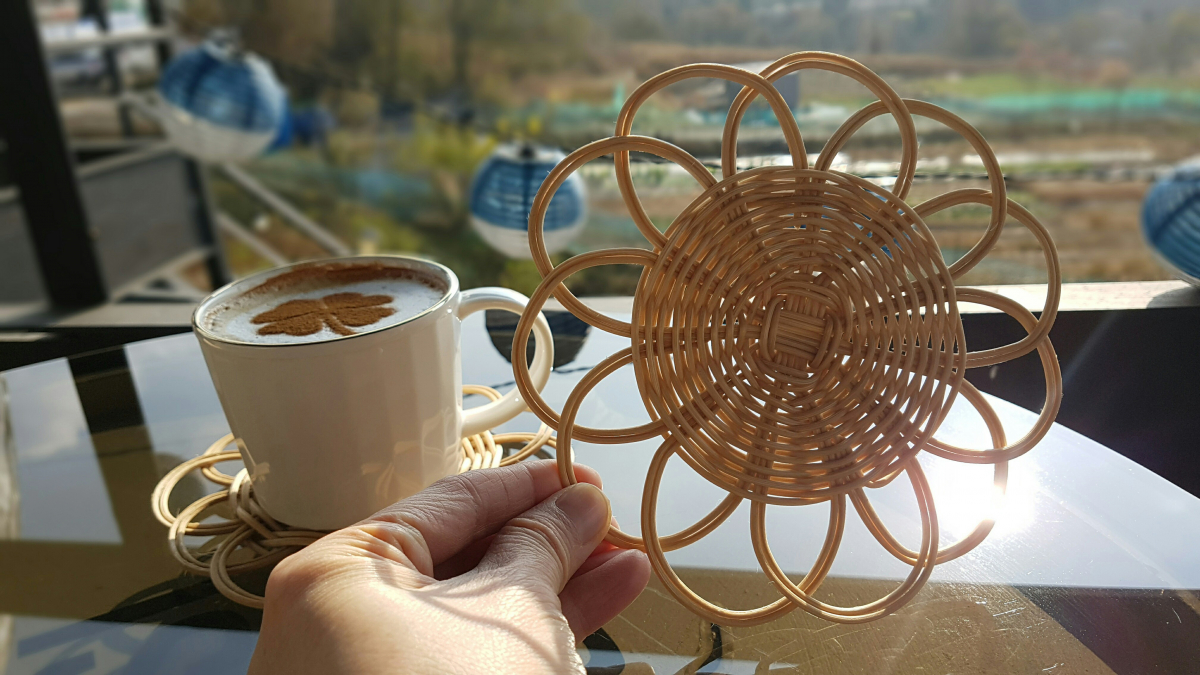 ▲유튜버 율리 라탄은 라탄 공예가 처음이라면, 크기가 작은 '티 코스터'나 '바구니'부터 만들기를 추천했다. (사진 제공=유튜버 '율리라탄')