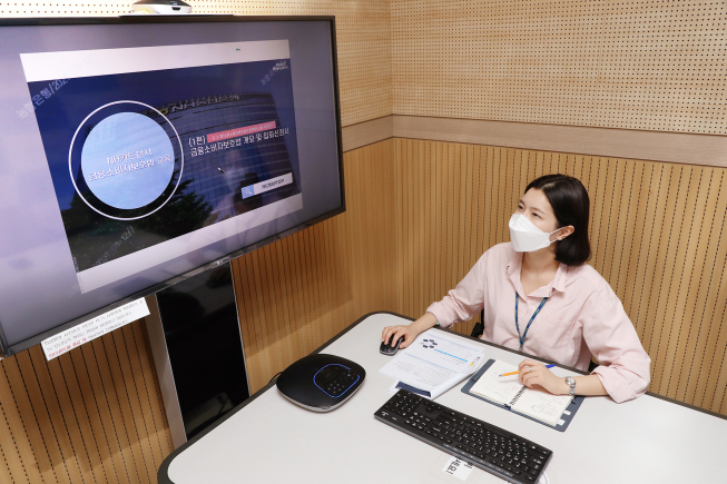 ▲NH농협카드가 지난 12일 임직원을 대상으로 금융소비자보호법 시행 대비 화상교육을 실시하고 있다.  (사진제공=NH농협카드)