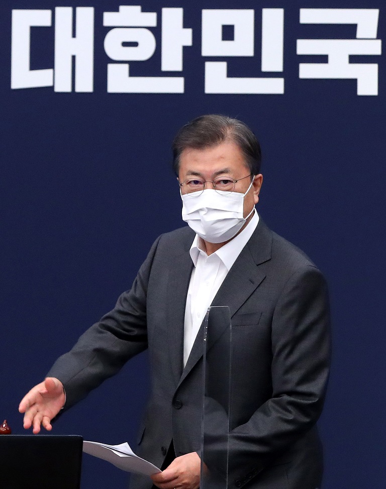 ▲<YONHAP PHOTO-4230> 수석·보좌관회의 참석하는 문 대통령 (서울=연합뉴스) 이진욱 기자 = 문재인 대통령이 15일 오후 청와대에서 열린 수석·보좌관회의에 참석하고 있다. 2021.3.15 cityboy@yna.co.kr/2021-03-15 15:00:10/<저작권자 ⓒ 1980-2021 ㈜연합뉴스. 무단 전재 재배포 금지.>