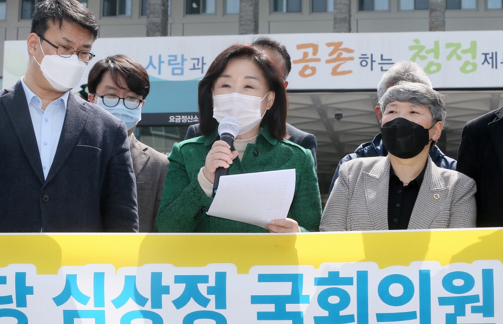 ▲심상정 정의당 의원이 15일 제주도청 앞에서 기자회견을 열고 제주 제2공항 건설 백지화를 주장하고 있다. (연합뉴스)