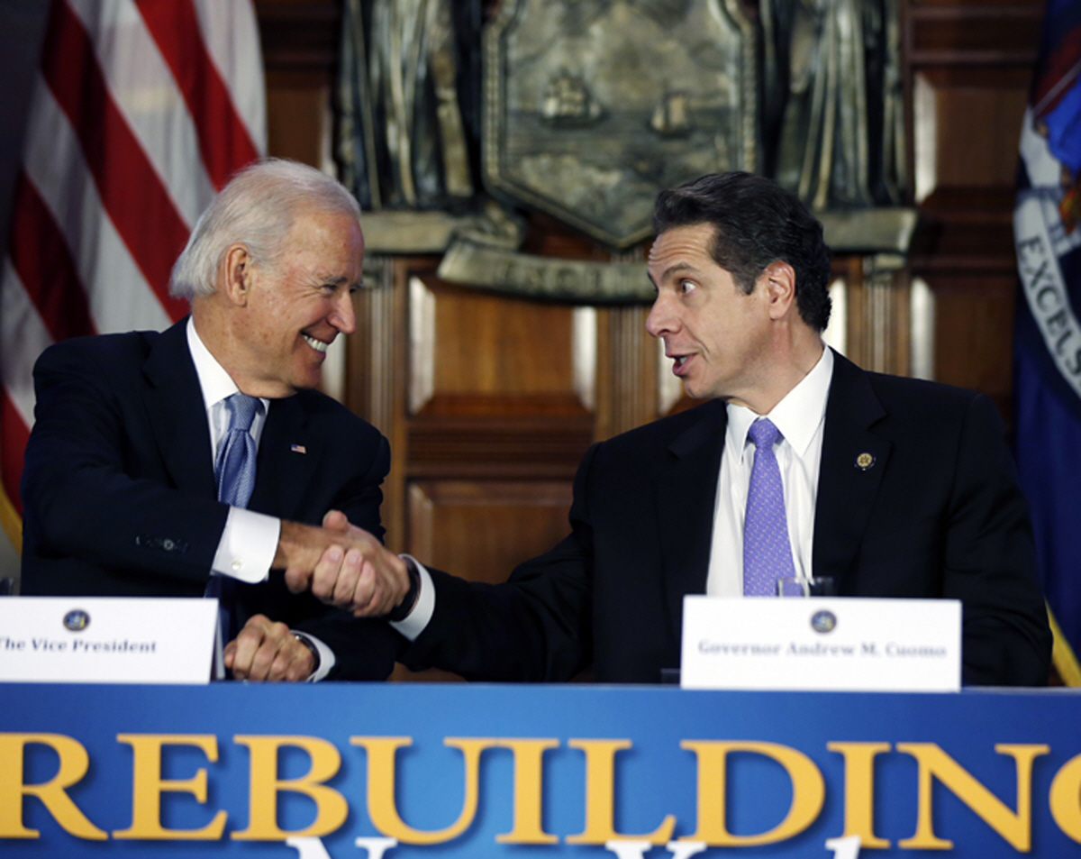 ▲2014년 1월 7일(현지시간) 조 바이든(왼쪽) 당시 미국 부통령과 앤드루 쿠오모 뉴욕주지사가 뉴욕 알바니 의회에서 만나 악수를 나누고 있다. 뉴욕/AP뉴시스