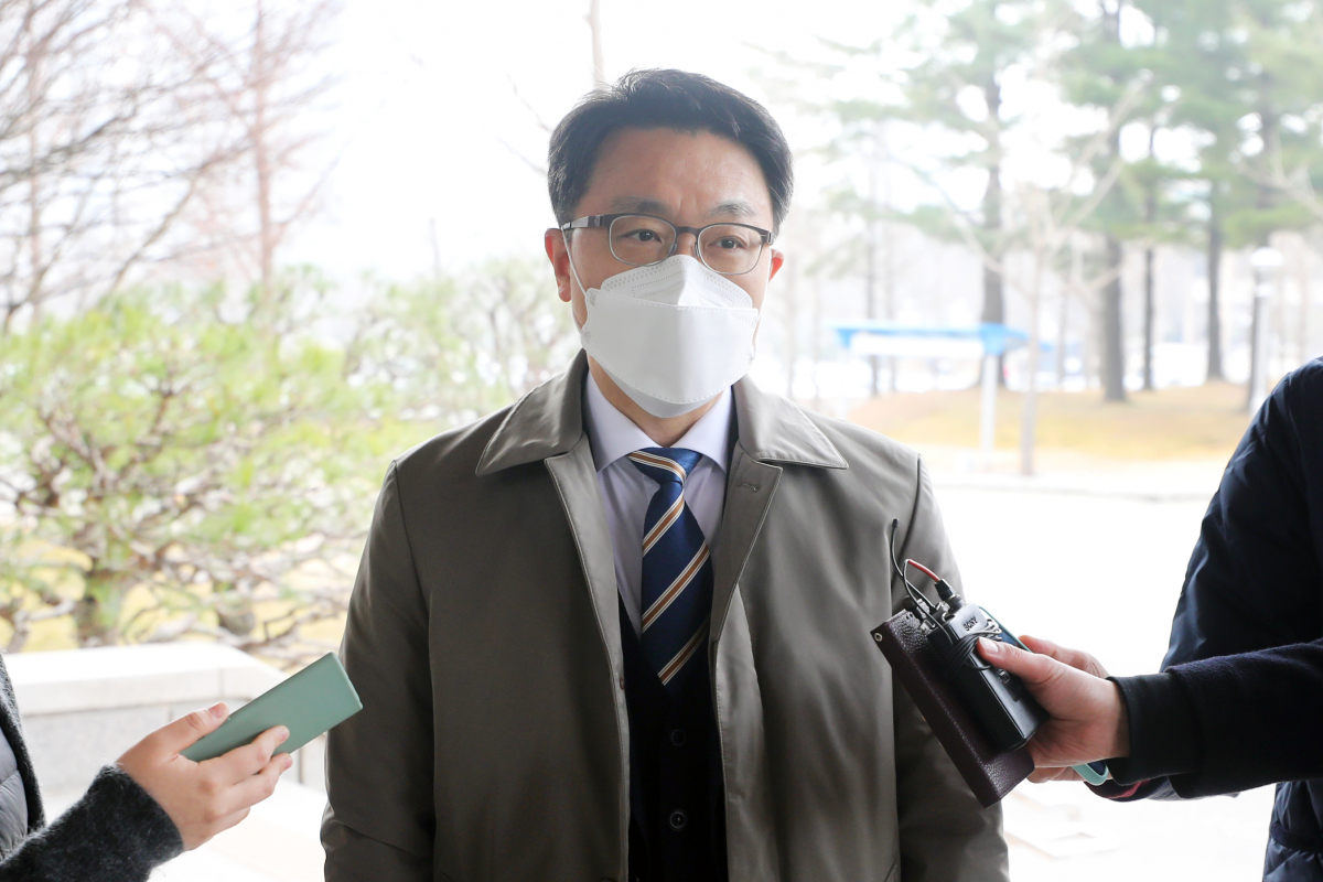 ▲ 김진욱 고위공직자범죄수사처장이 15일 오전 경기 과천시 정부과천청사로 출근하며 김학의 사건 재이첩 관련 공소부분에 대한 취재진의 질문에 답변하고 있다.  (뉴시스)