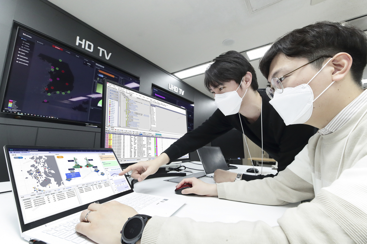 ▲서울 서초구 KT연구개발센터에서 연구원들이 ‘닥터로렌 MW’로 네트워크를 관제하고 있다. (사진제공=KT)
