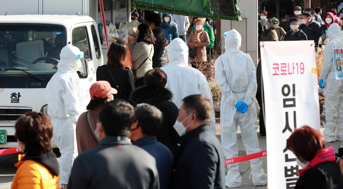 ▲16일 오전 서울 구로구 구로역 광장 코로나19 임시선별검사소에 외국인근로자 등이 검사를 받고 있다. (뉴시스)