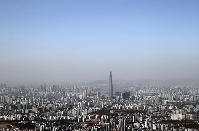 ▲중국발 황사가 예보된 16일 낮 남한산성에서 바라본 서울 시내의 모습. 파란 하늘 아래 먼지층이 두터워보인다.  (연합뉴스)