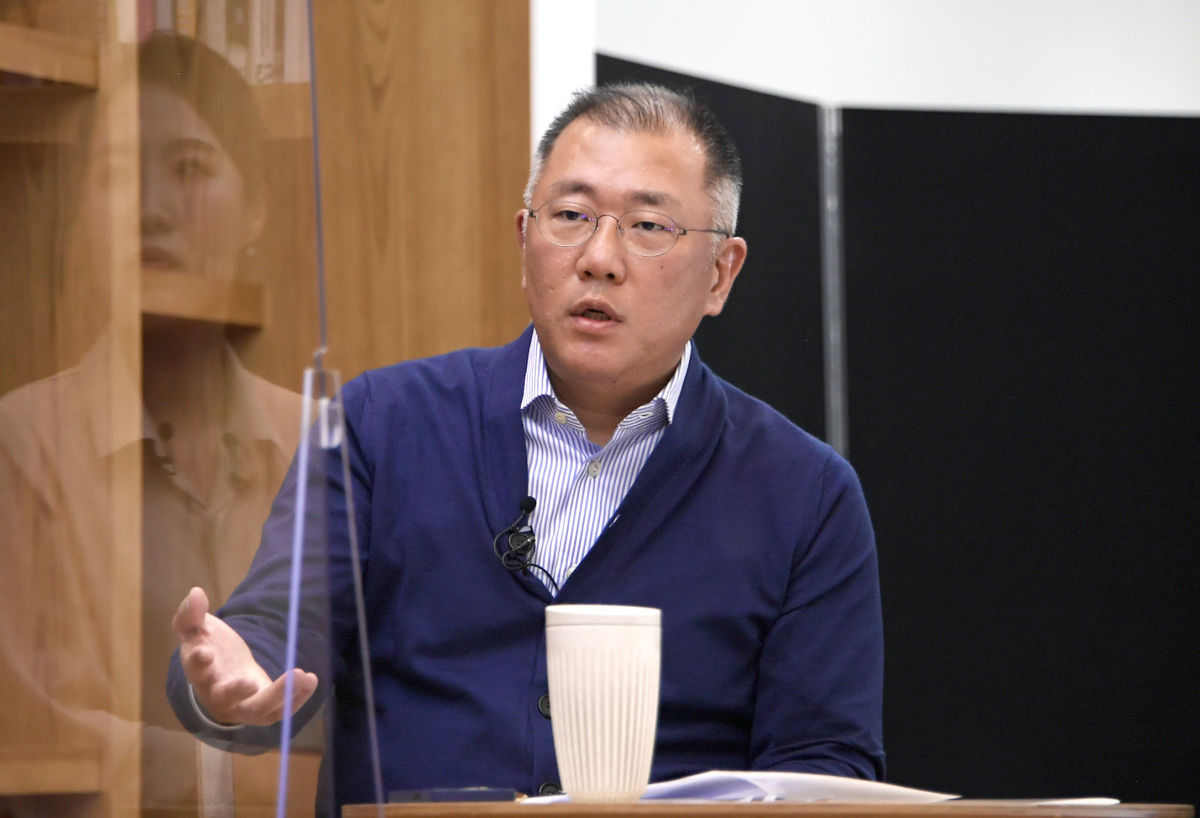 ▲정의선 현대차그룹 회장이 16일 오후 그룹 임직원을 대상으로 진행한 타운홀미팅에서 발언하고 있다.  (사진제공=현대차)