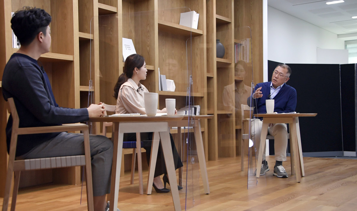 ▲이날 행사는 사전에 접수한 질문 가운데 다수의 공감을 얻은 질문을 추리고, 정 회장이 직접 답변하는 방식으로 진행했다. 정 회장은 성과 보상과 관련해 "올해 안에 추진하겠다"는 뜻을 밝혔다. (사진제공=현대차그룹)