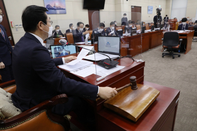 ▲민홍철 국방위원장이 16일 서울 여의도 국회에서 열린 국방위원회 전체회의에서 사관학교 설치법 일부개정법률안 등 법안을 통과시키고 있다. (연합뉴스)