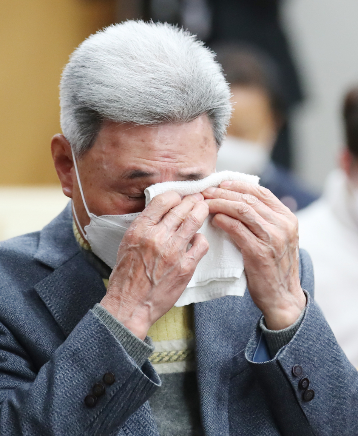 ▲4·3 수형인 335명에 대한 재심 선고일인 16일 오전 4·3 수형 피해자들과 유족들이 법정 안에서 무죄 선고를 받고 기뻐하며 눈물을 흘리고 있다. (출처=연합뉴스)