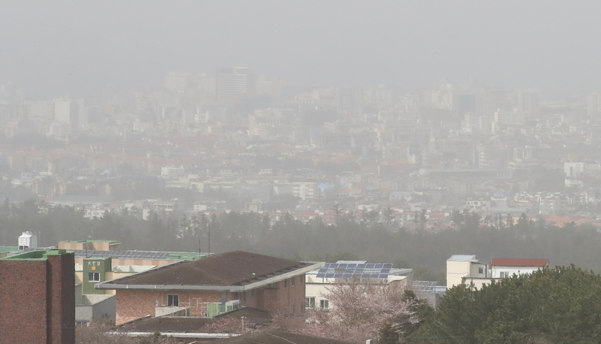 ▲고농도 중국발 황사가 우리나라 전역에 유입된 16일 오후 제주시 516 도로에서 바라본 도심이 뿌옇다. (뉴시스)