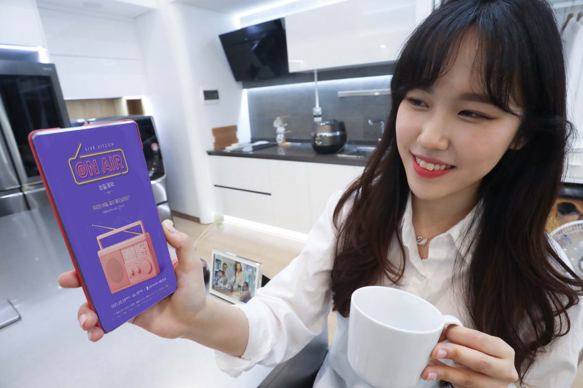 ▲LG유플러스 관계자가 스마트폰 아이돌라이브 앱으로 볼 수 있는 뮤지컬 ‘온에어-비밀계약’을 홍보하고 있다. (사진제공=LG유플러스)