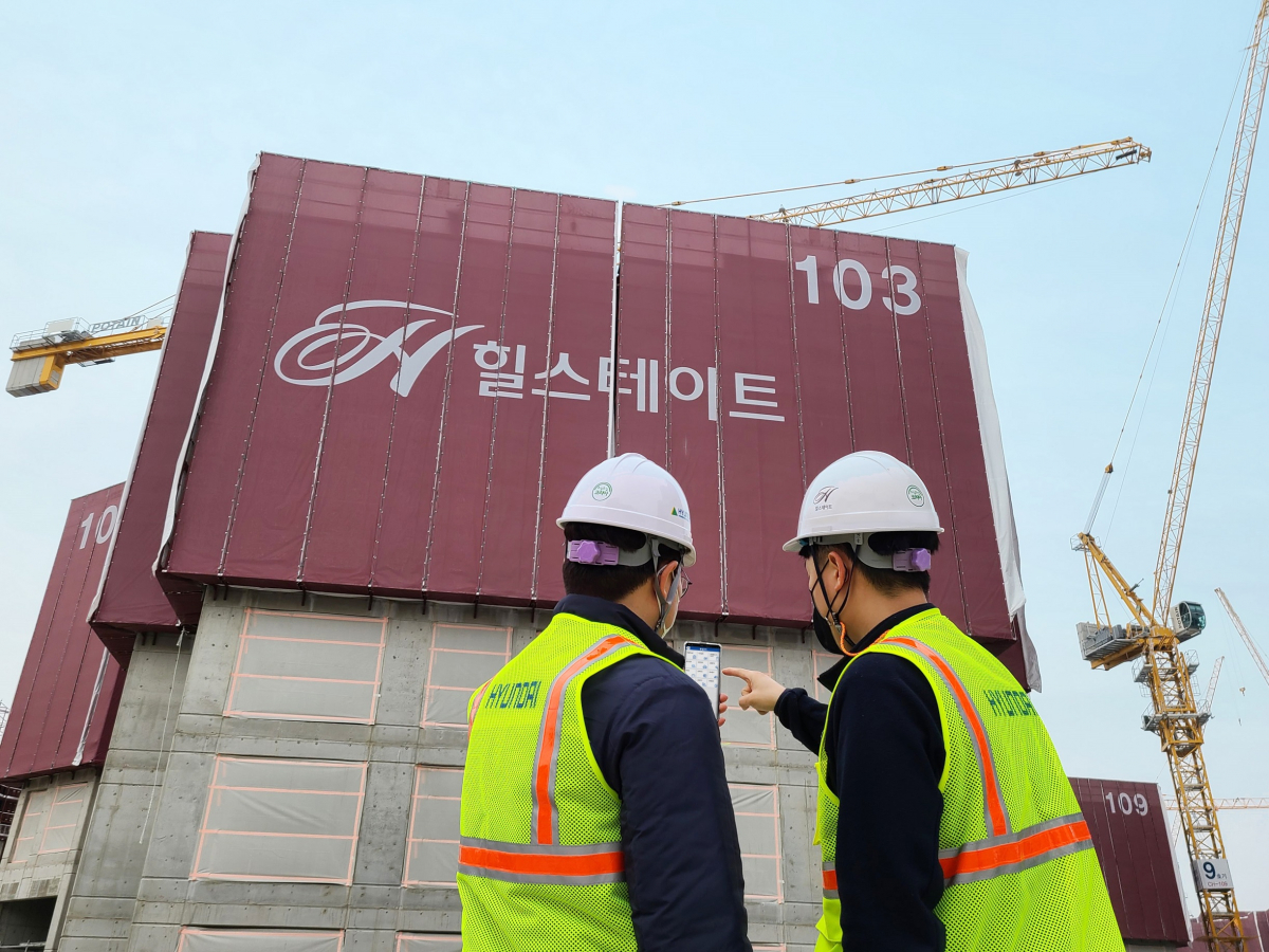 ▲현대건설 직원들이 'Q-포켓'을 통한 현장점검에 나서고 있다. (사진제공=현대건설)